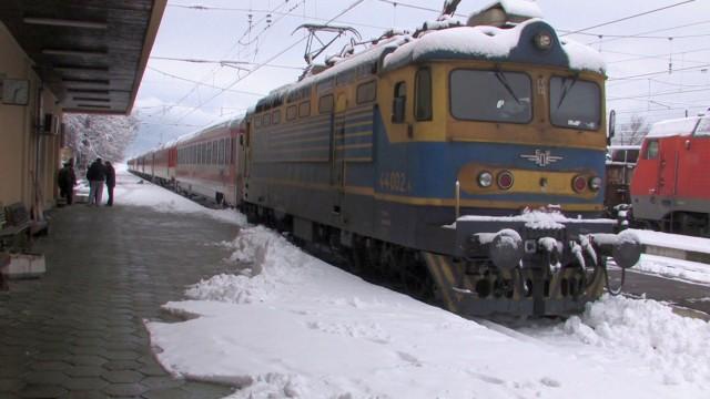 Влакове попаднаха в капана на зимата